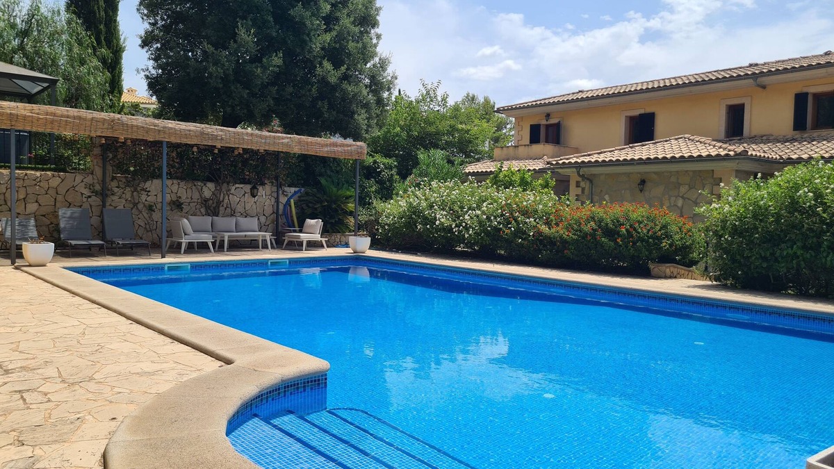 Crestatx Villa | Large villa with pool and jacuzzi in a residential area