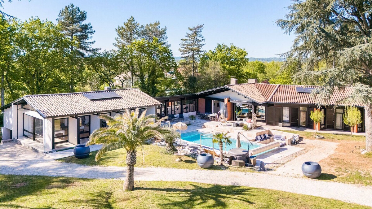 Montauban House | Large Villa with Pool: Perfect Escape!