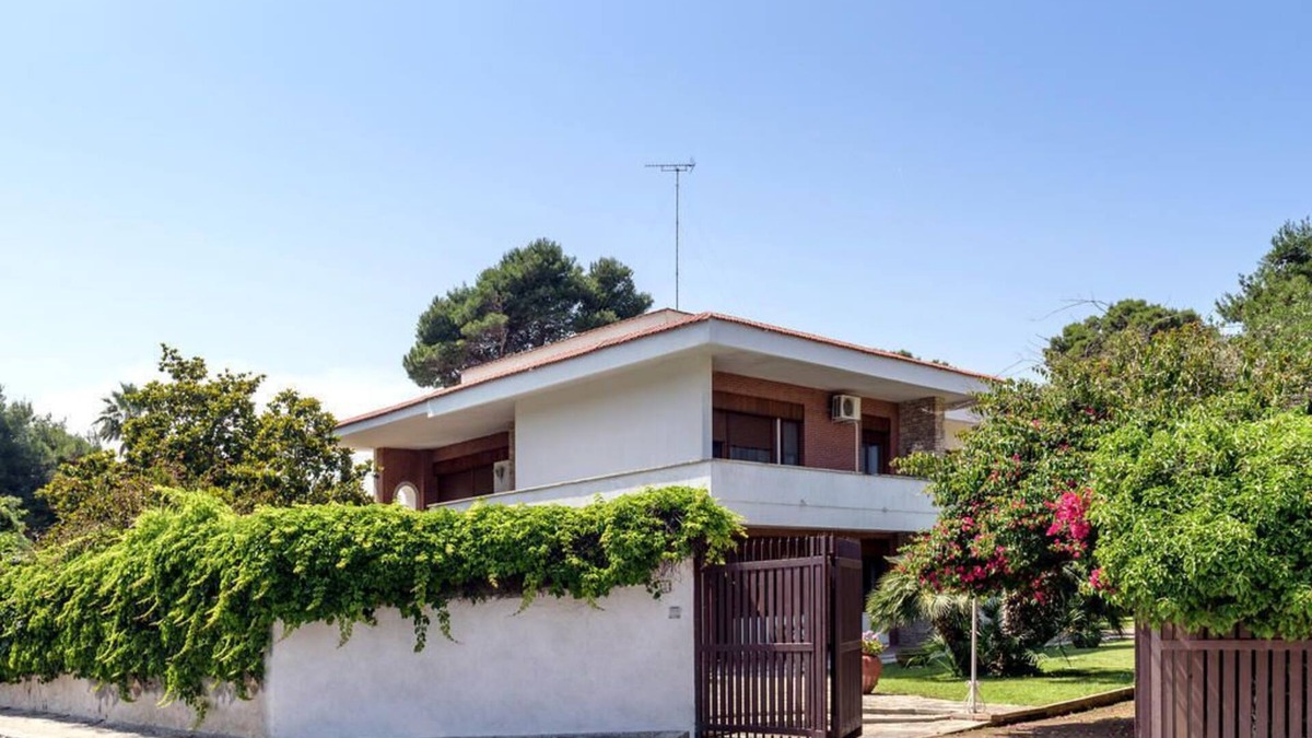 San Cataldo Villa | Large villa with swimming pool and private tennis near the sea