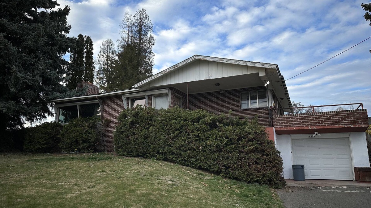 Yakima House | Large walk in lower unit in 1950 home nice neighborhood