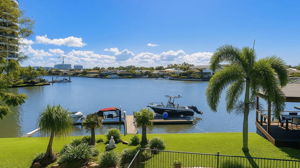 Labrador House | Large Waterfront Property with Magical Sunsets on the Gold Coast Australia