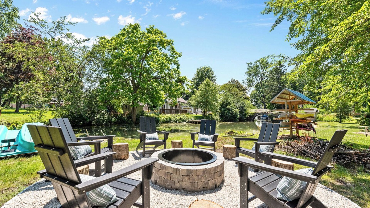 Browns Lake Cabin | Large Waterfront Cabin W/Browns Lake Access- EV Charger + Peloton + Prvt Pier