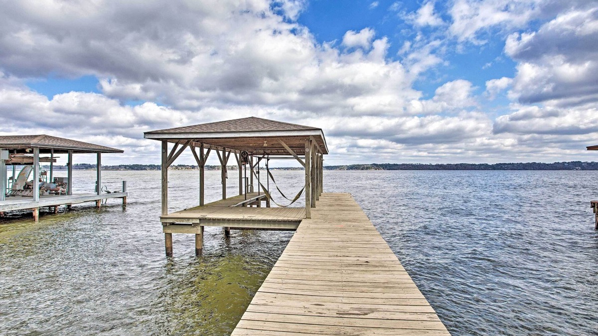 Coffee City House | Large Waterfront Lake Palestine Home w/Deck, Dock