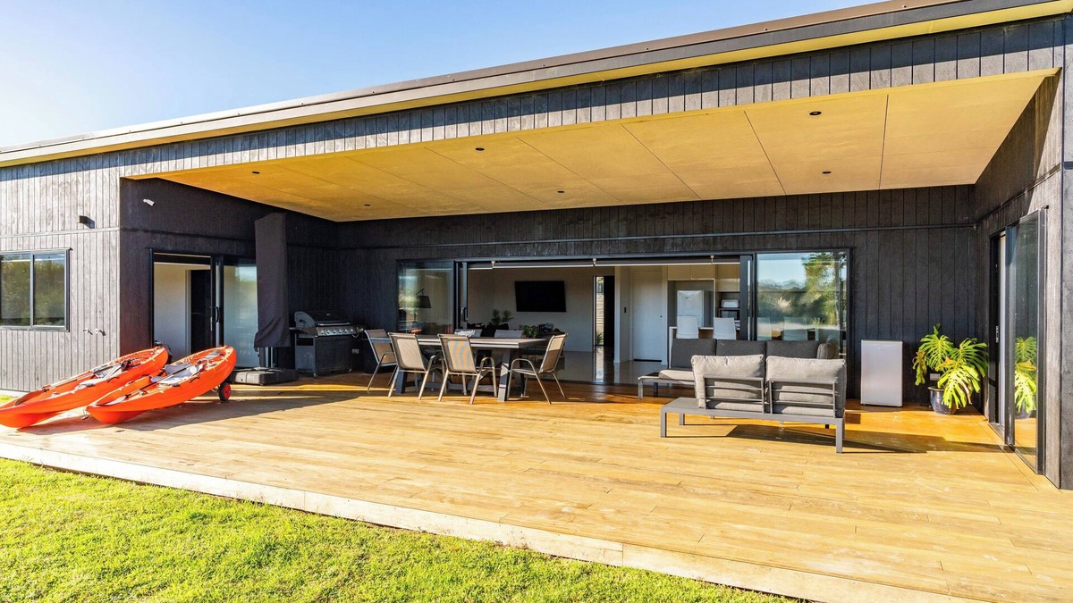 Mangawhai Heads House | Large Waterfront Mangawhai Holiday Home Enjoy the Beaches