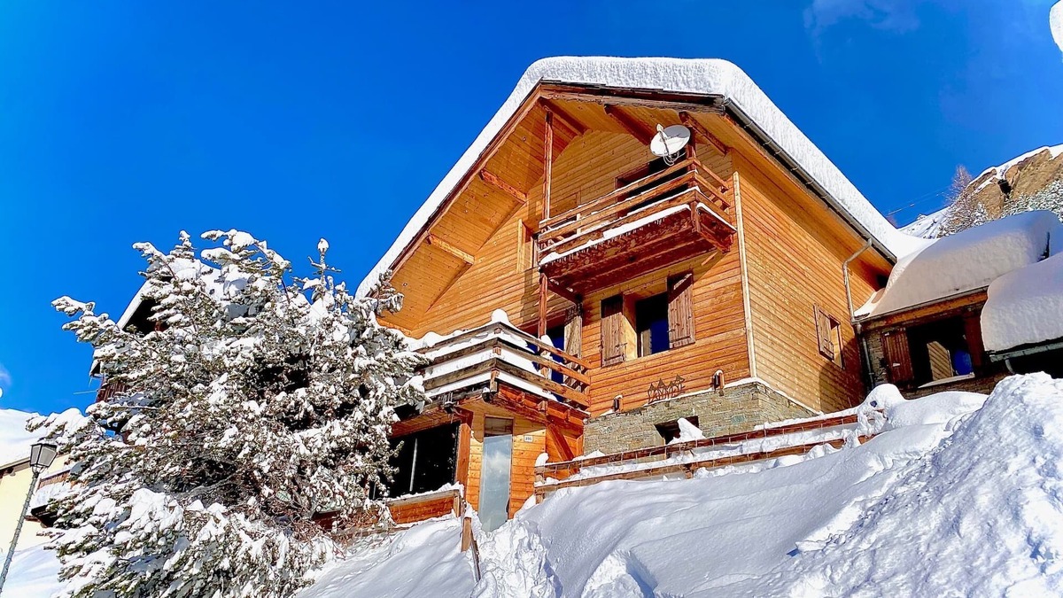 Molines-en-Queyras Ski Chalet | Large, welcoming chalet with Jacuzzi
