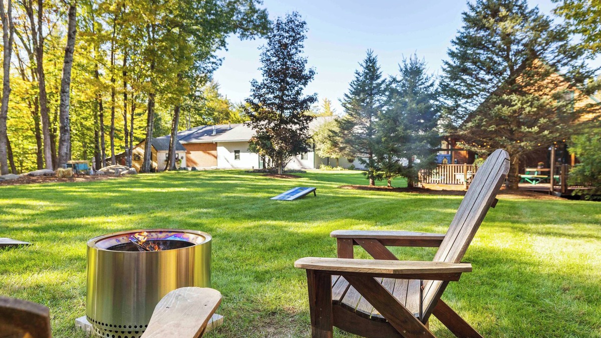 Holderness House | Large Well Equipped Pet Friendly Home with Hot Tub | Bank of NH Pavilion 19 mins | Iconic Fall Foliage central location | Air Conditioning | Walk to Squam Lake Beach | Main Level Bedroom and Bathroom