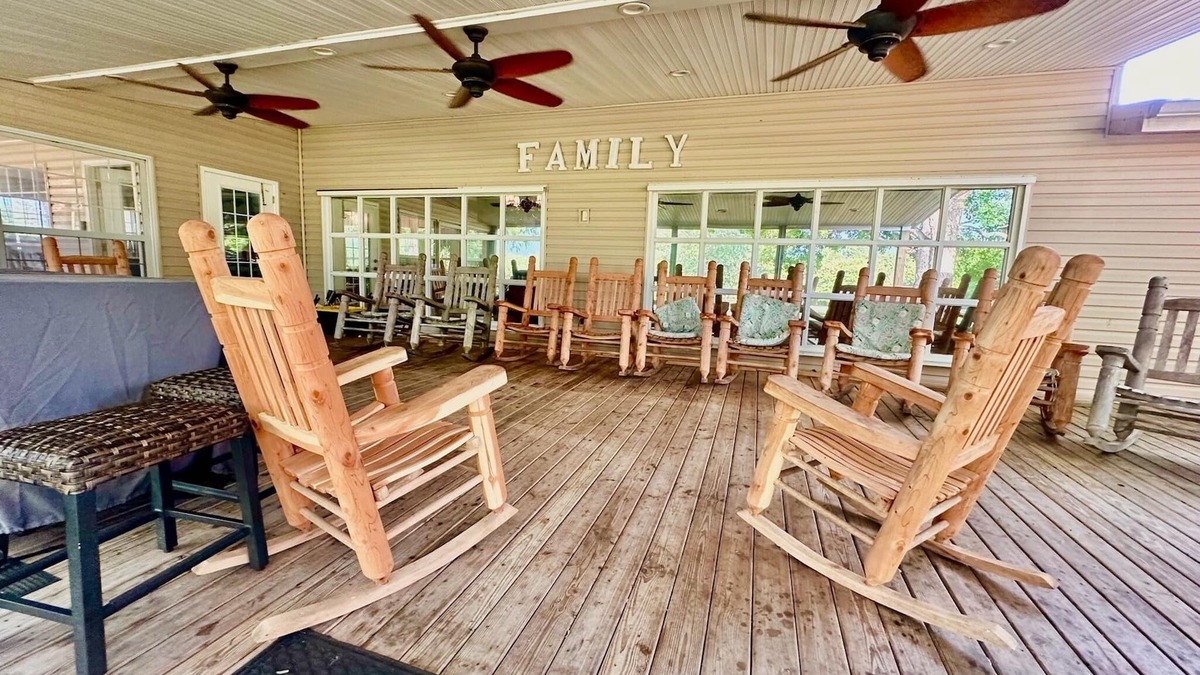 Saucier House | Largest Coast Mini Resort! Pool, Gym, Pool table, Lake +