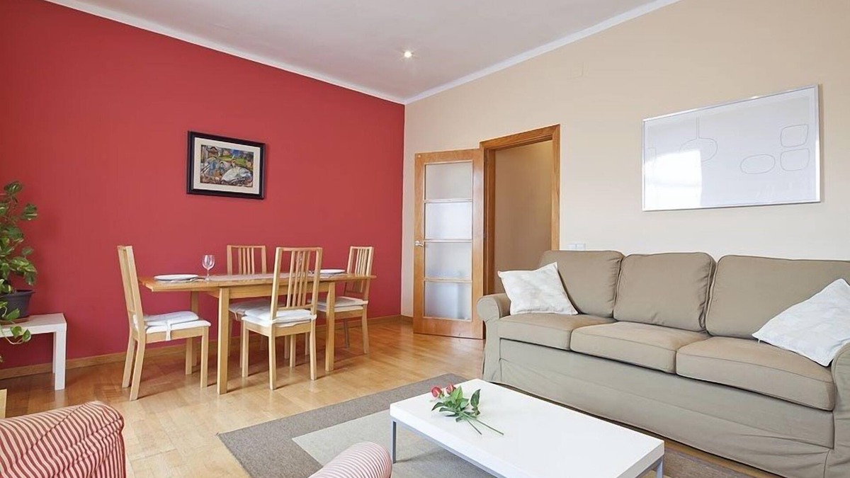 el Camp d'en Grassot i Gracia Nova Apartment | Largest, sunny & renovated AC apartment in a central Location.