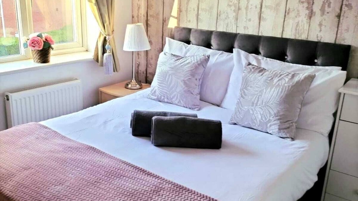 Weston on Trent House | Larkspur House in West midlands- Free Parking & Cinema