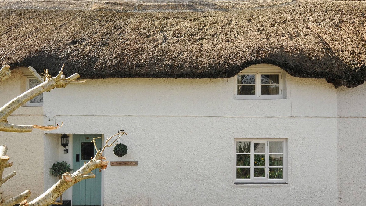 North Tawton Cottage | LARKSWORTHY COTTAGE, pet friendly, with a garden in North Tawton