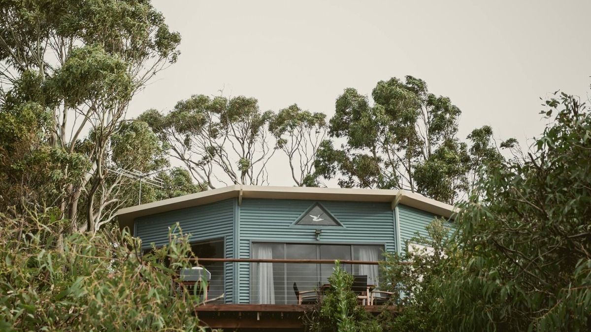 White Beach Cottage | Larus Waterfront Cottage