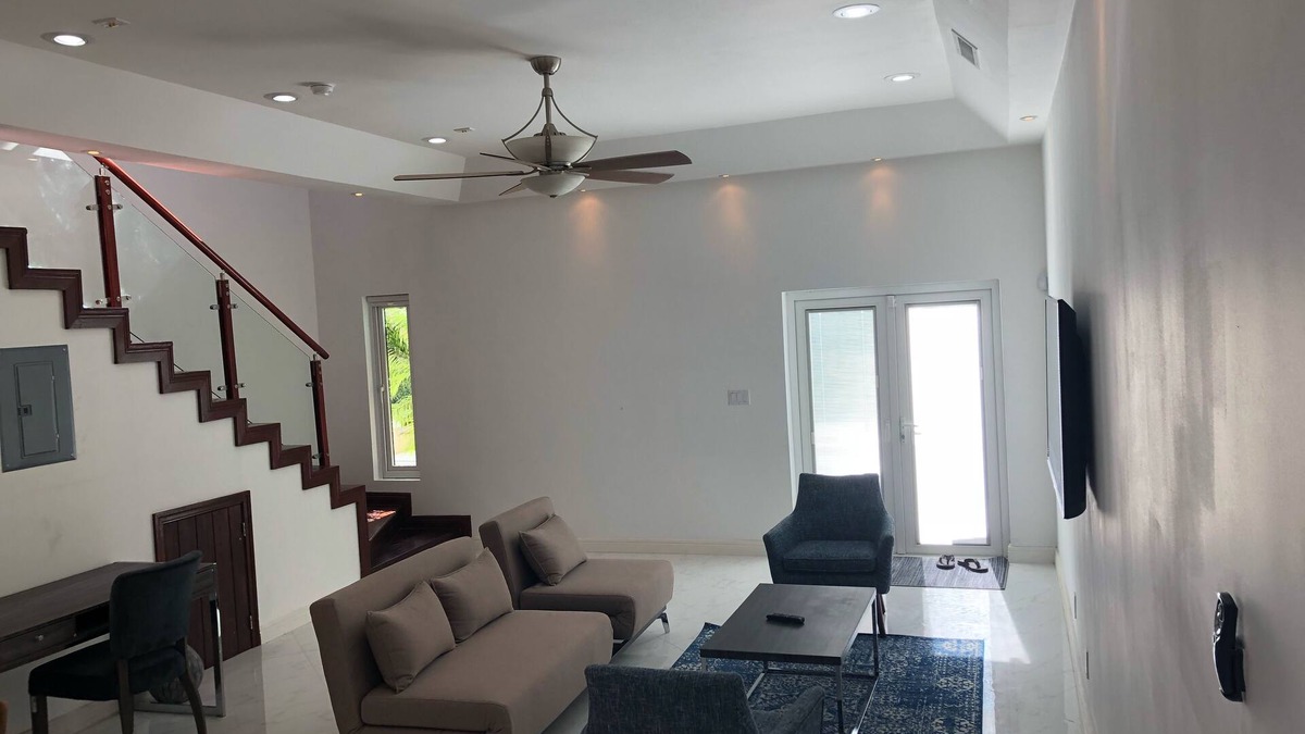 Nassau House | Las Casitas near to Airport, Beaches, Shops, Restaurants, Resorts and Scuba.