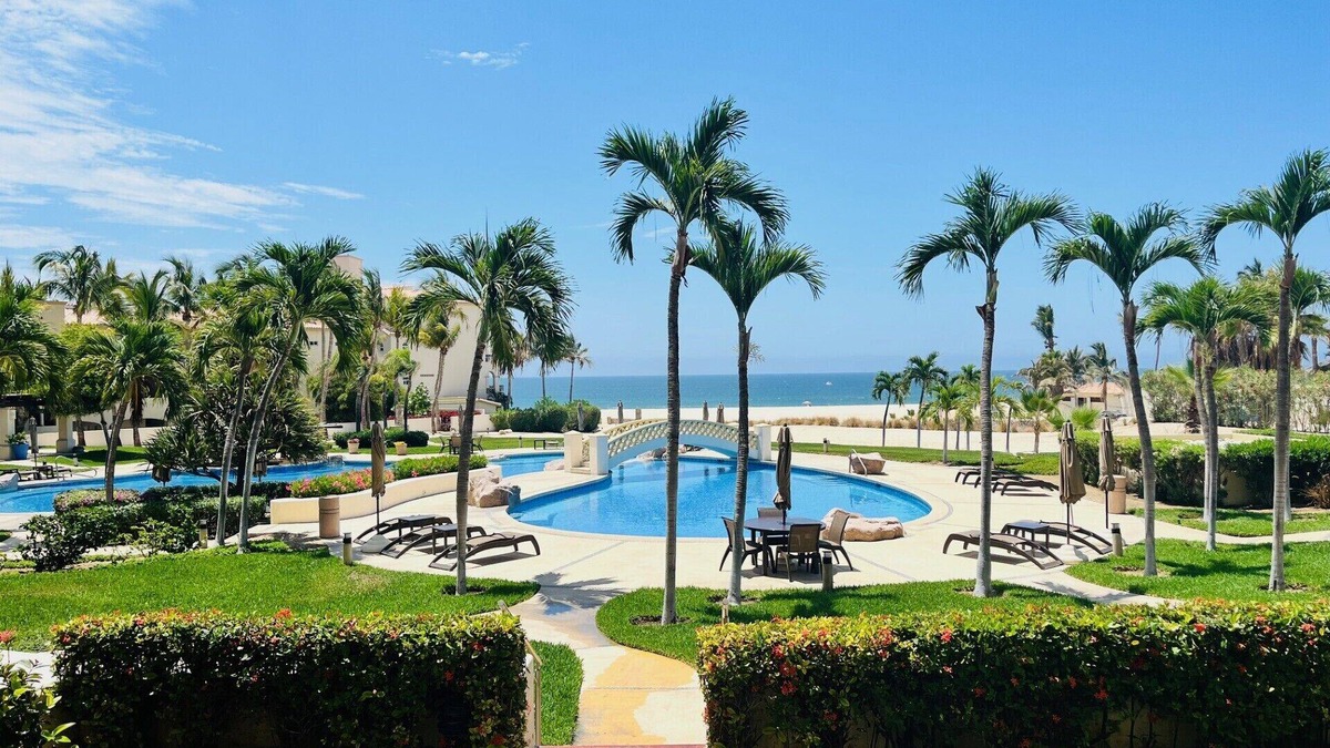 Zona Hotelera Condo | Las Mañanitas ground floor! Unobstructed pool & beach views! 3104 is perfect