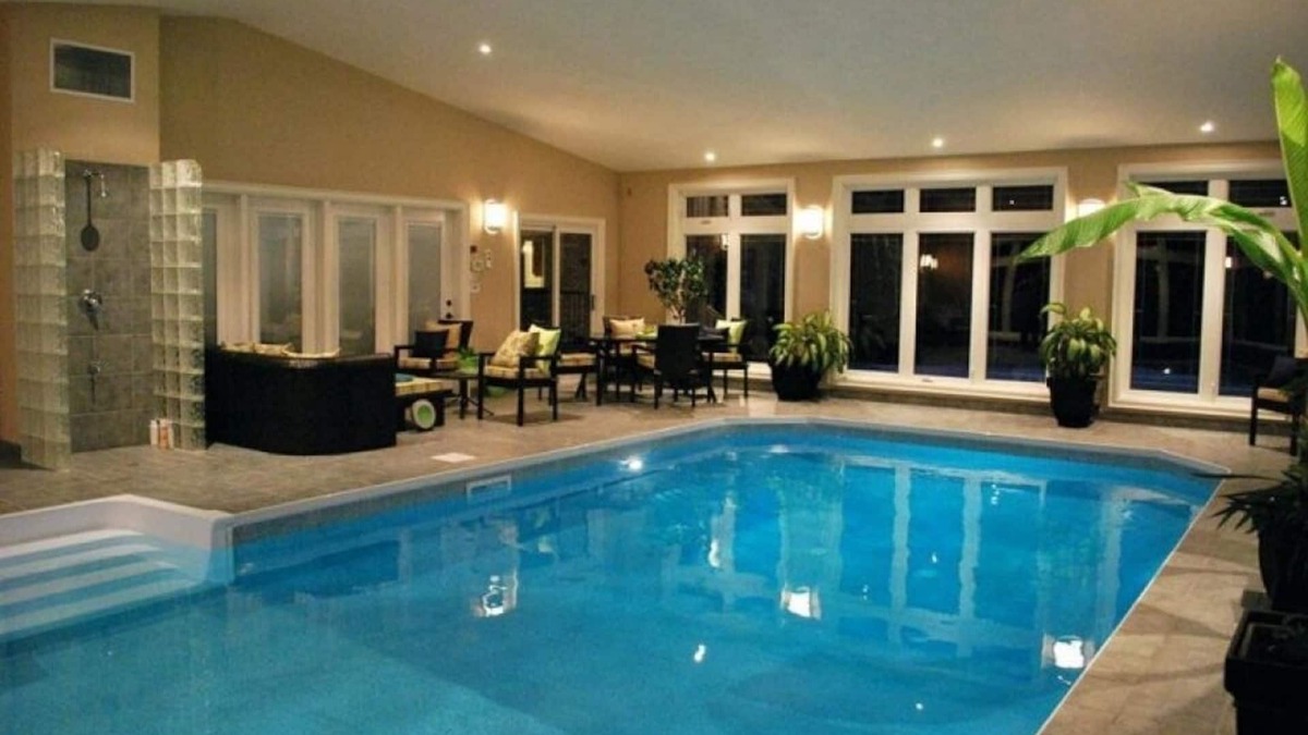 Las Vegas House | Las Vegas 5 Star Hidden Gem! Newly Renovated - Indoor Pool - Sleeps 20!