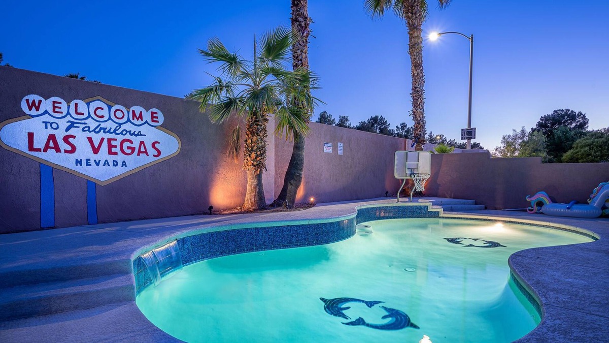Green Valley House | “Las Vegas Retreat: Heated Pool, EV Charger, Minutes from Airport & Strip!”