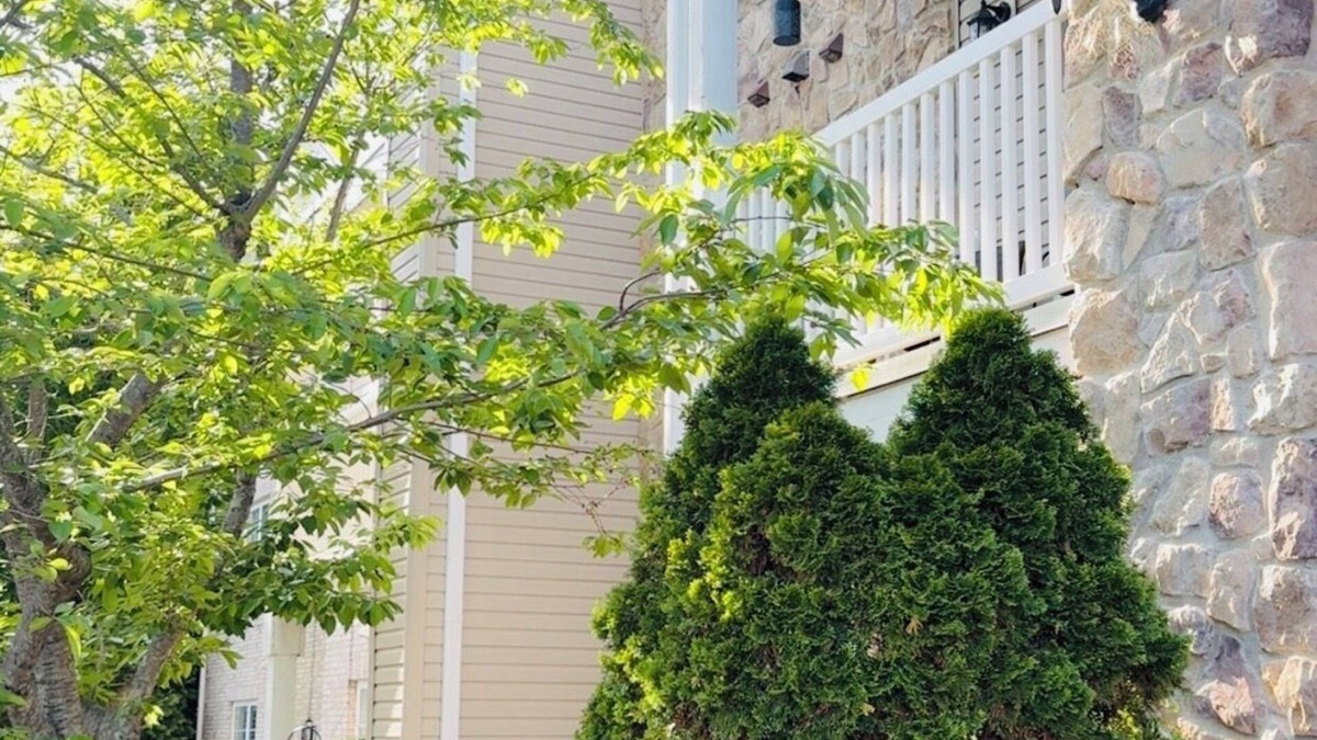 Greensboro Condo | Last minute Furniture Market Deal! Newly renovated condo near PTI Airport.