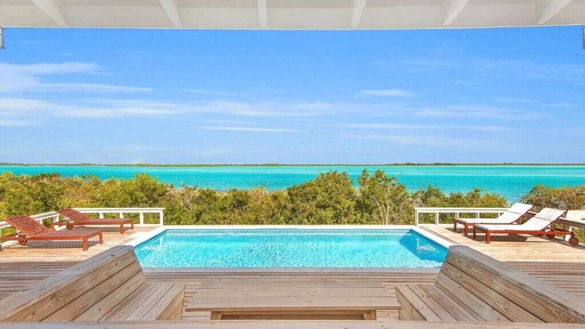 Hartswell House | Last minute opportunity! Surf House: 4BR Beachfront w/pool