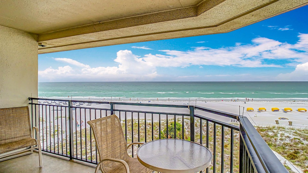 St. Pete Beach Condo | LATE JULY & AUG DATES AVAILABLE TOP FLOOR-GULF FRONT PREMIUM CONDO ⭐️⭐️⭐️⭐️⭐️ RATED