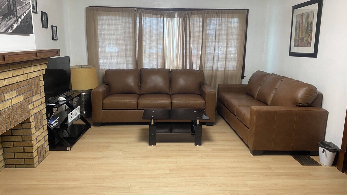 Cheektowaga House | Late night breeze of Buffalo and Niagara