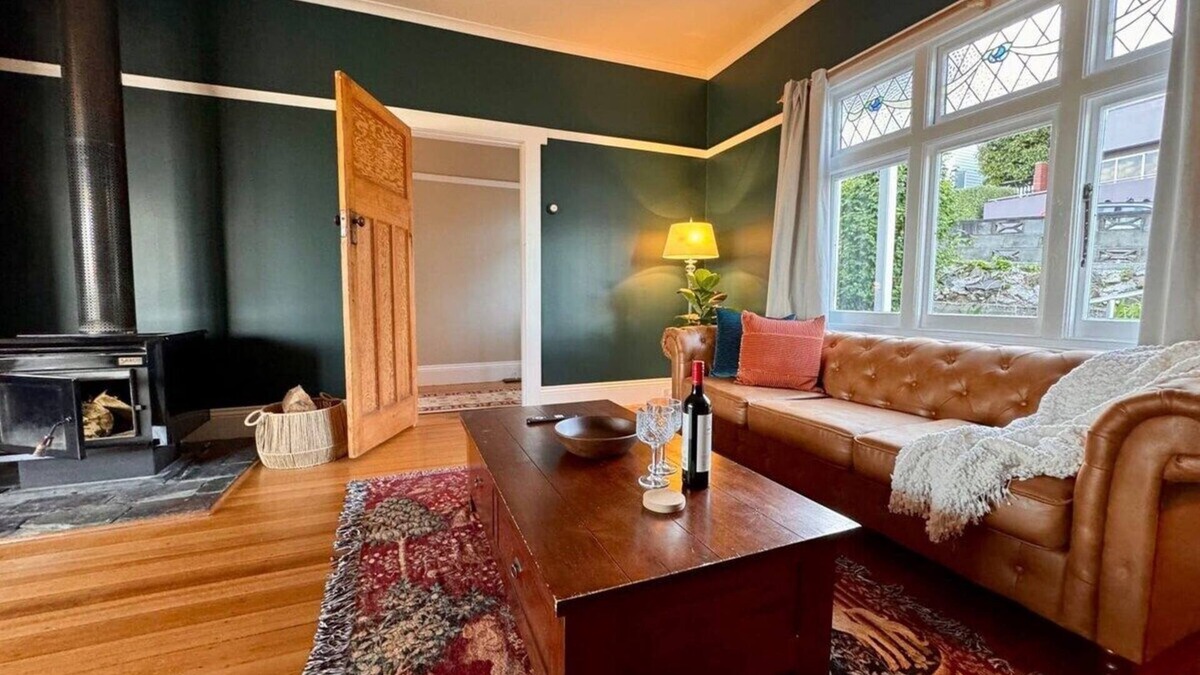 West Launceston House | Launceston Cottage With Views Spa Bath BBQ & Firepit
