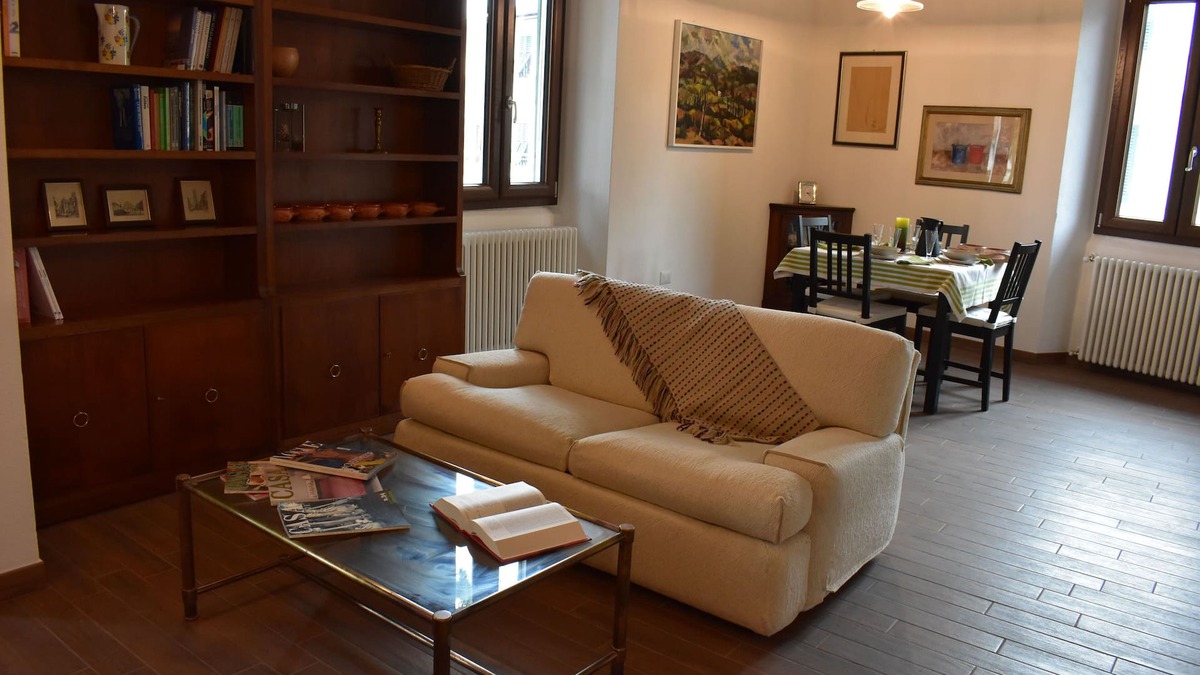 Oltrarno Apartment | Laura's House is a large bright space just 900 m. from the Boboli Gardens.