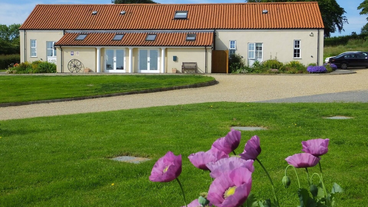 Horncastle Apartment | Laura's Loft - Private, romantic self-catering apartment with views for couples
