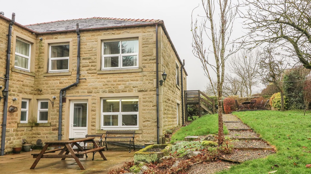 Embsay Cottage | LAUREL BANK COTTAGE, pet friendly, with a garden in Embsay