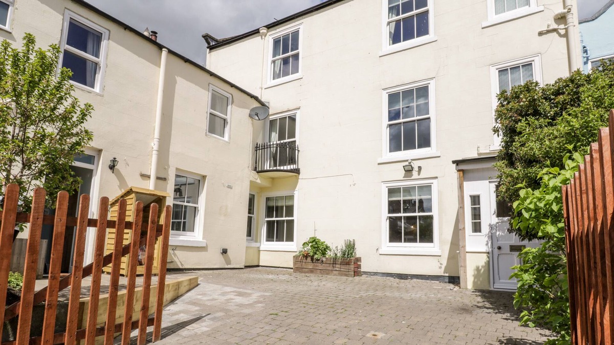 West Cliff Cottage | LAUREL HOUSE, pet friendly, character holiday cottage in Whitby