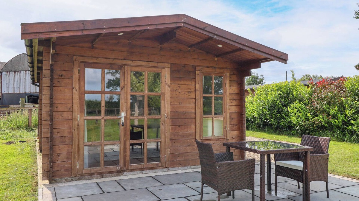 Low Catton Cottage | LAUREL LODGE, romantic, character holiday cottage in Strensall