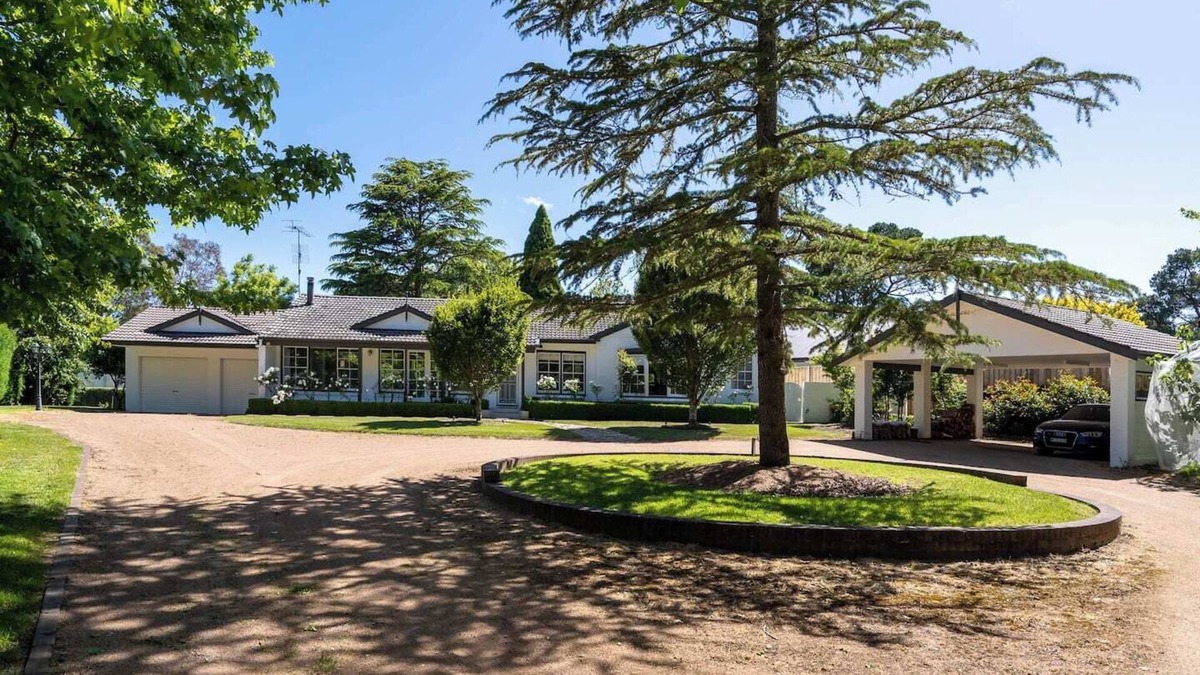 Burradoo House | Lauretana House & Cottage -Grand Homestead w/Multiple Entertaining Areas, Pool, Moments from Bowral