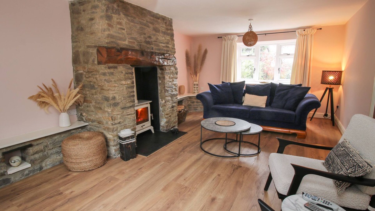 Bishops Castle Cottage | LAURGETHS HOUSE, pet friendly, with open fire in Bishop's Castle