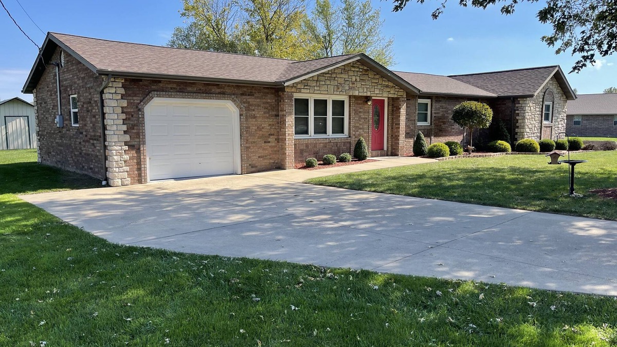 Mountain Grove House | Laurie's Place-Luxurious & Spacious Home Sleeps10! Amazing Large Enclosed Patio!