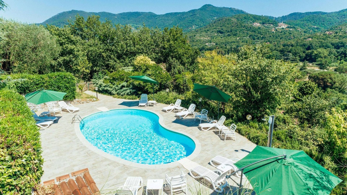 Garlenda Apartment | Lavanda Apartment with Mountain View, Terrace, Shared Pool and Wi-Fi