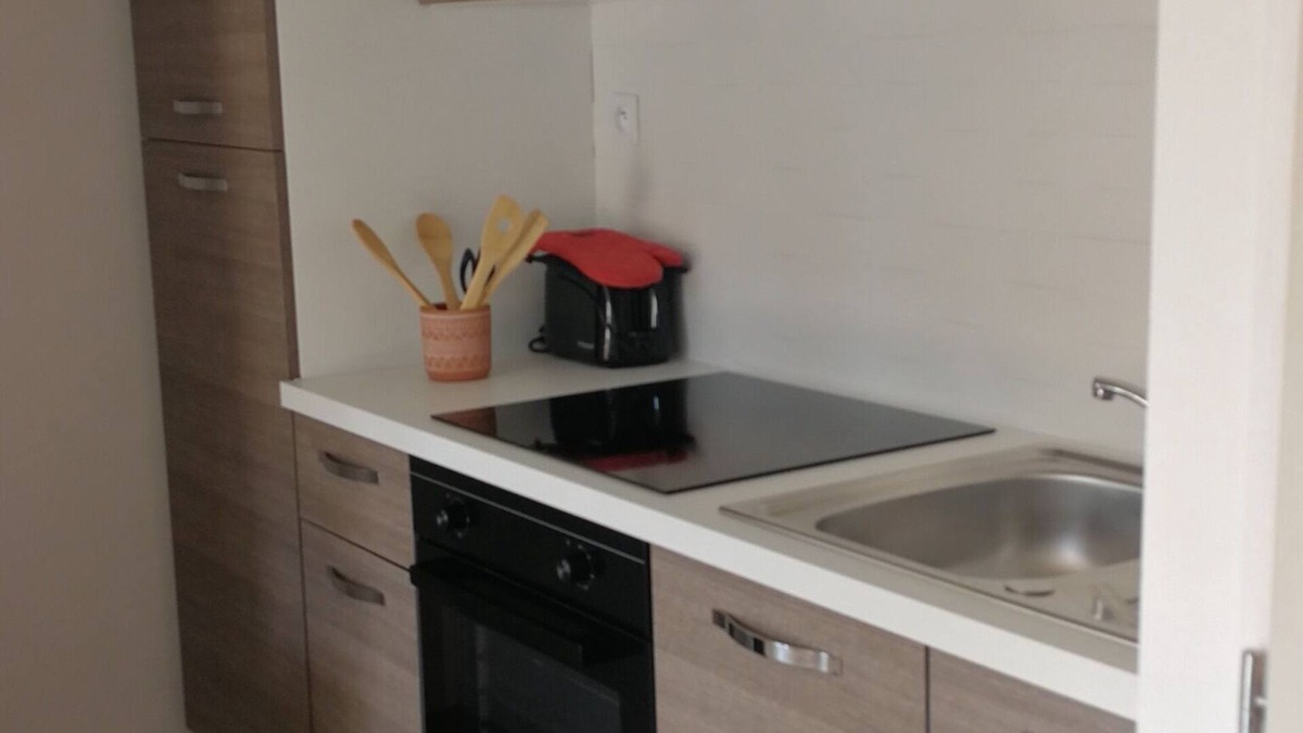 Lussan Apartment | Lavender 2-room apartment in villa 7km from Les Concluses de Lussan