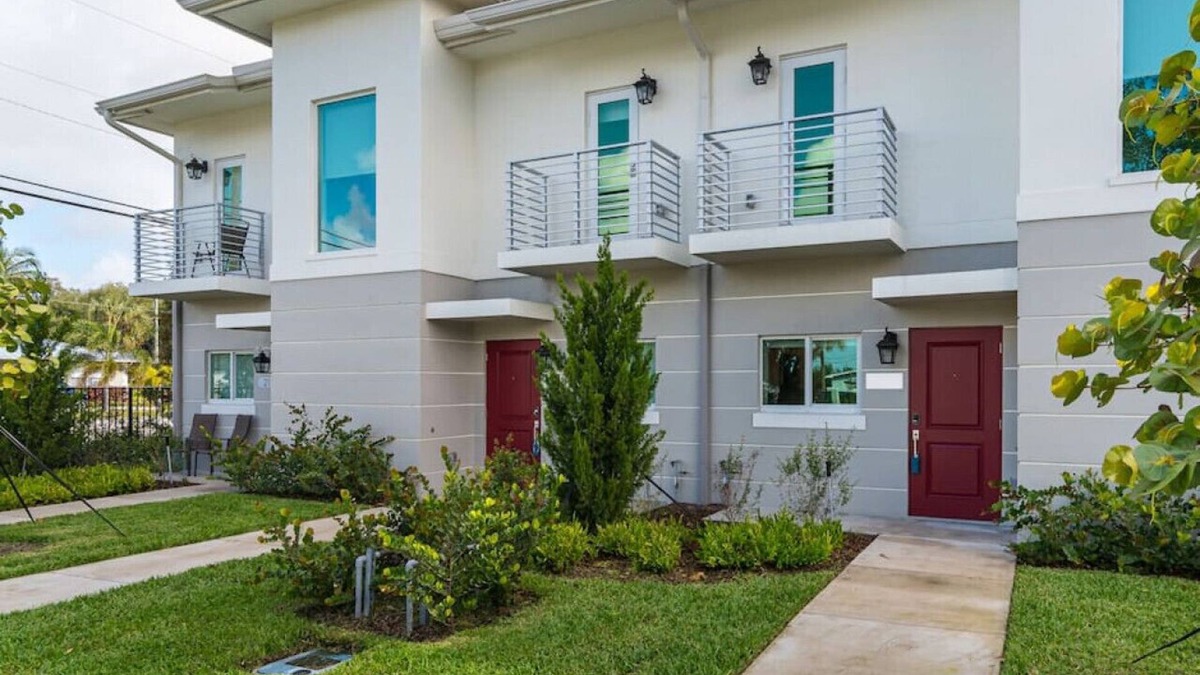 Lake Worth Corridor House | 'Lavender' at Aviara Lake Worth