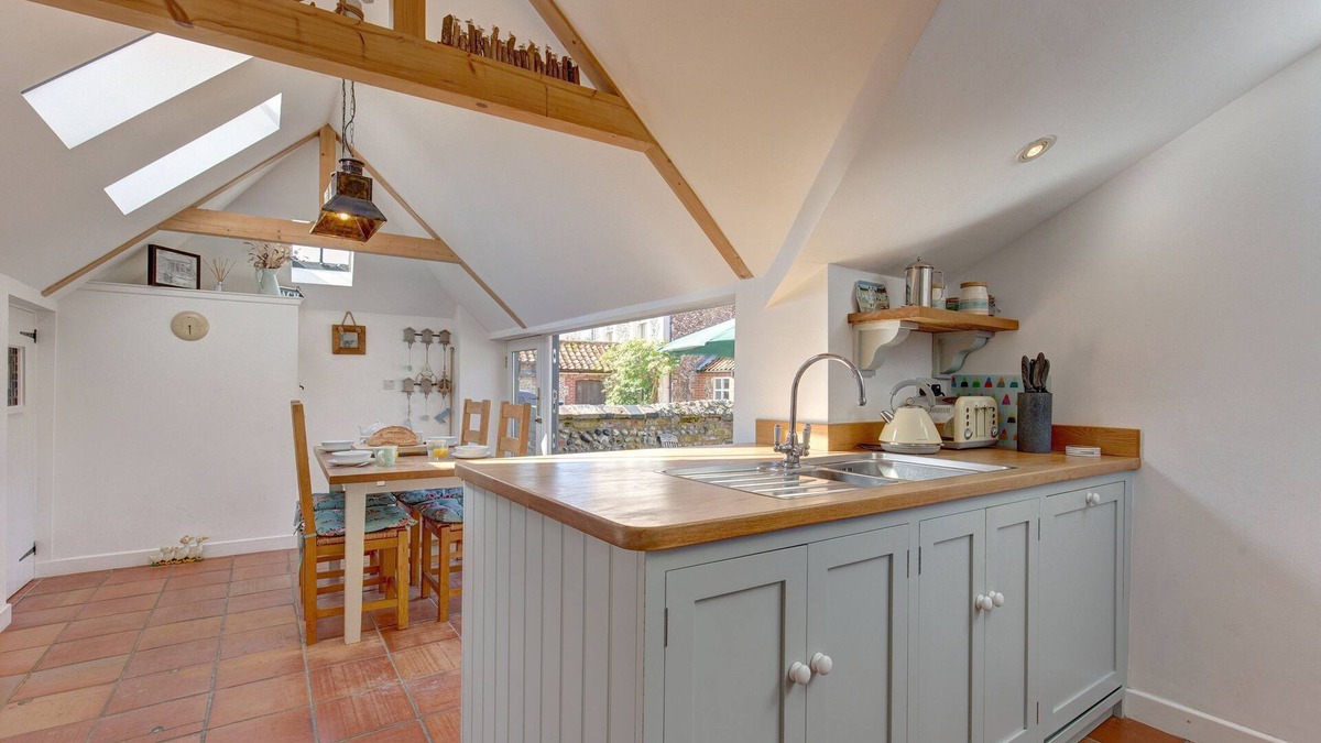 Stiffkey Cottage | Lavender Cottage - a self catering cottage that sleeps 4 guests in 2 bedrooms