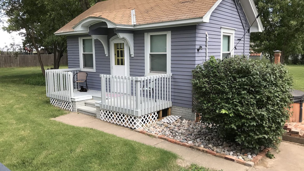 Lindsborg Cottage | Lavender Cottage: Lindsborg