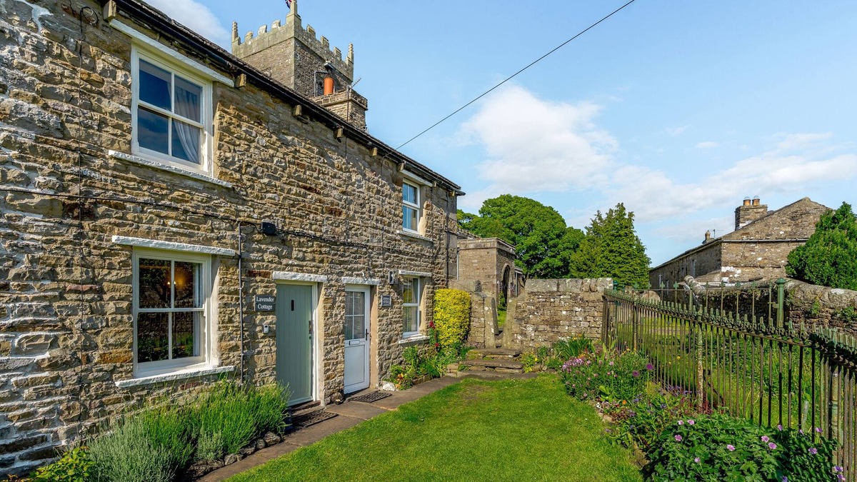Askrigg Cottage | LAVENDER COTTAGE, pet friendly, character holiday cottage in Askrigg