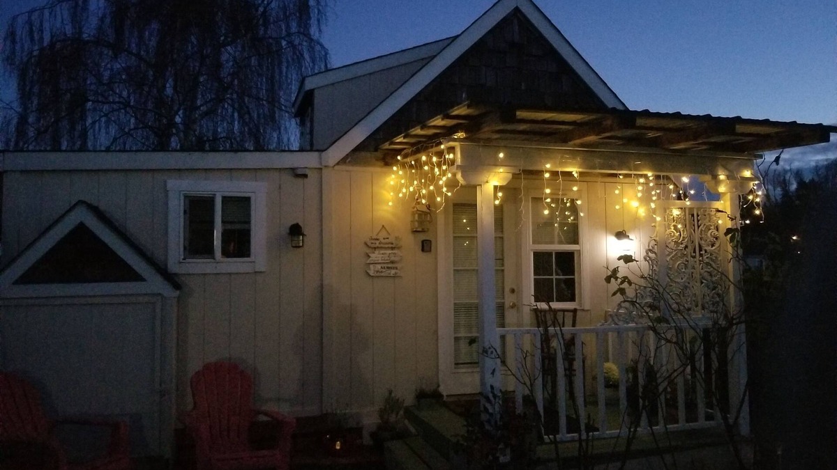 Sequim Cabin | Lavender fairie dust Cottage/Tiny House ENTIRE SPACE HUGE Monthly DISC WIFI*W/D