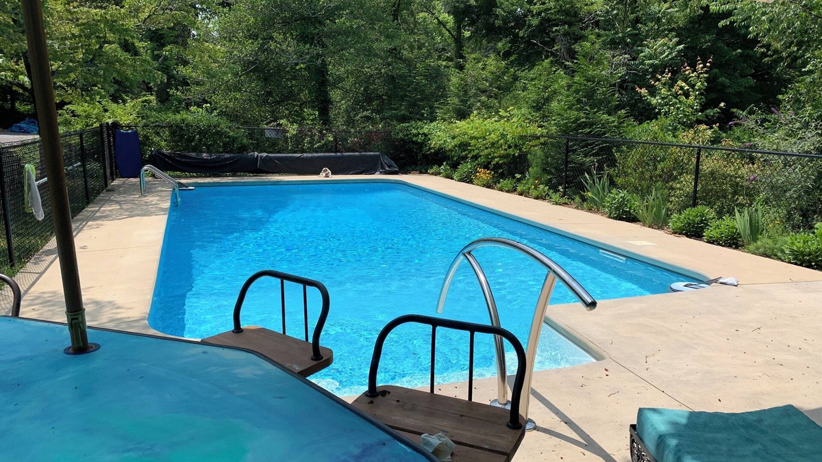 Lynn Bed & Breakfast | Lavender Hill has a Saltwater Pool, walkable to town & Private patio entrance