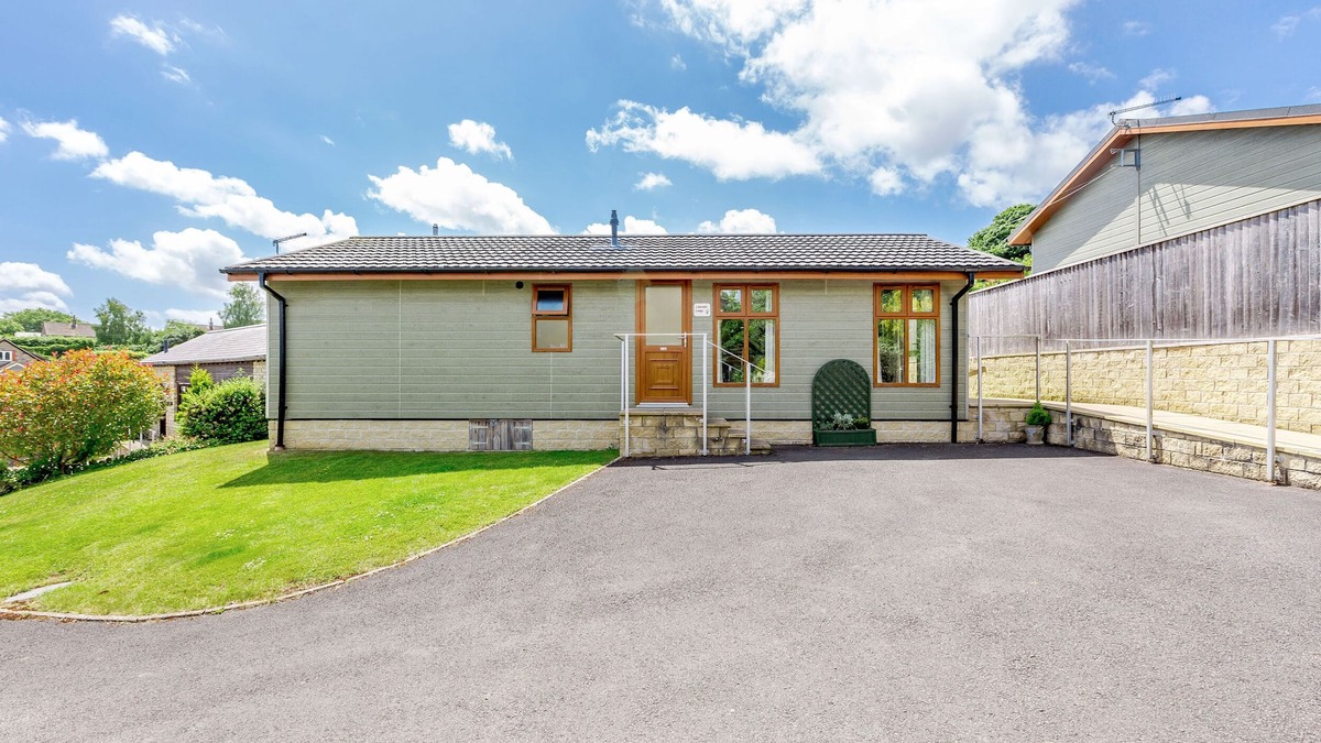 Charlton Horethorne Cottage | LAVENDER LODGE, pet friendly, with a garden in Charlton Horethorne