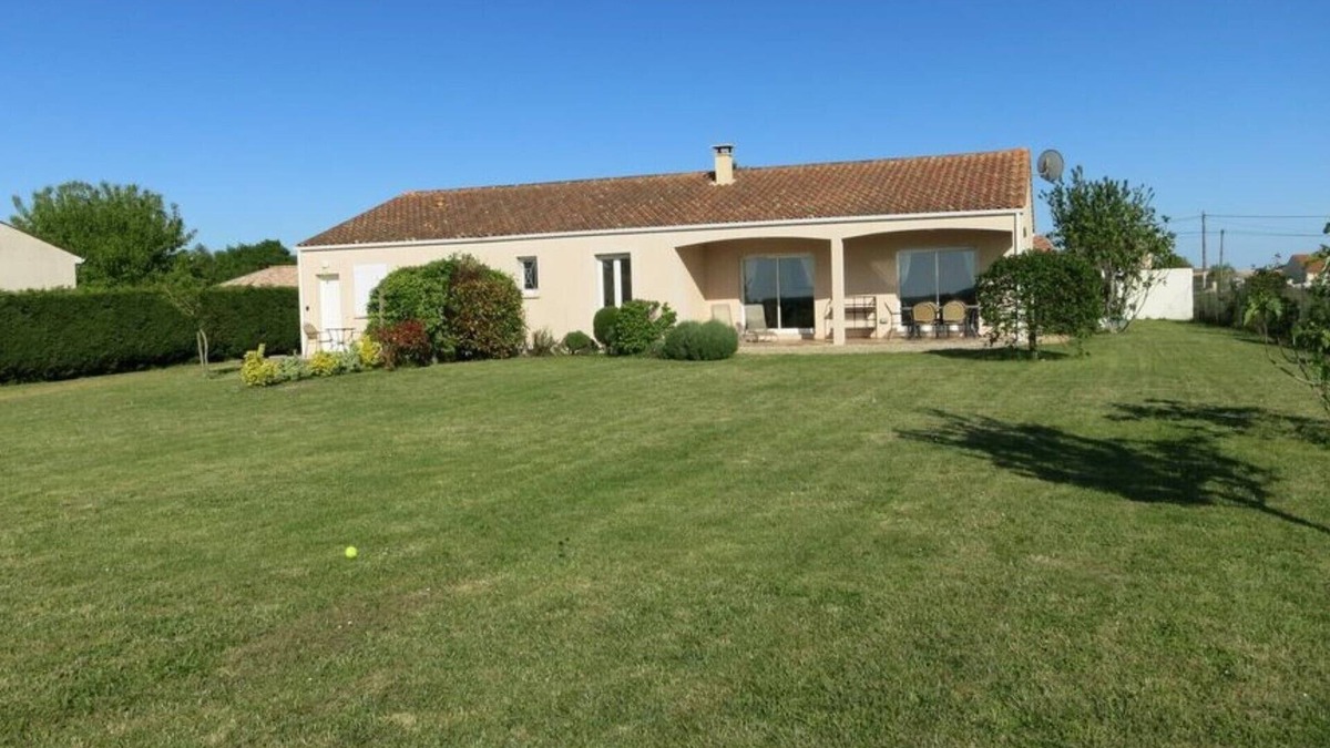 Etaules House | Lavender Lodge, sleeps up to 6 people,