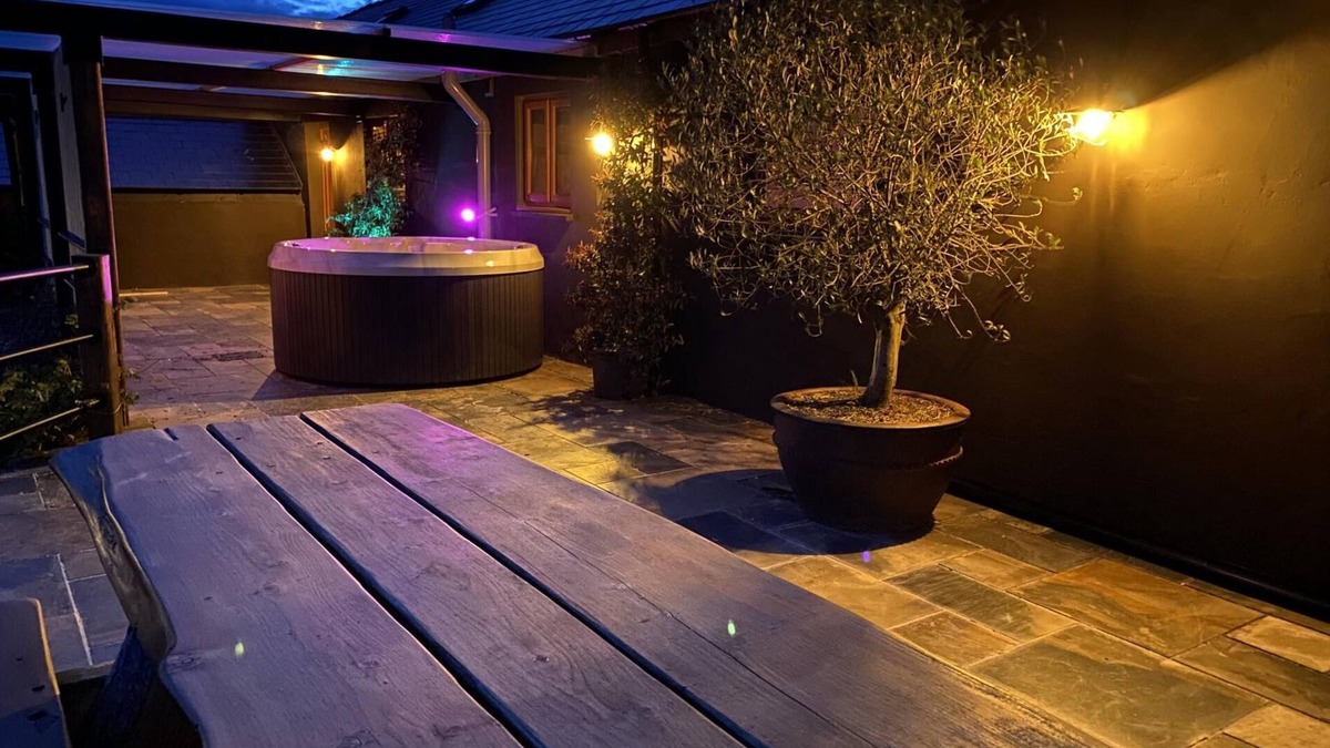 Tiers Cross Cottage | Lavender - Luxurious Barn Conversion - Blossom Farm