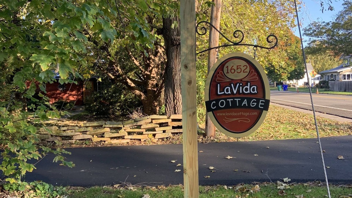 Olcott Cottage | LaVida Cottage Welcomes you with wide open, private, green spaces.