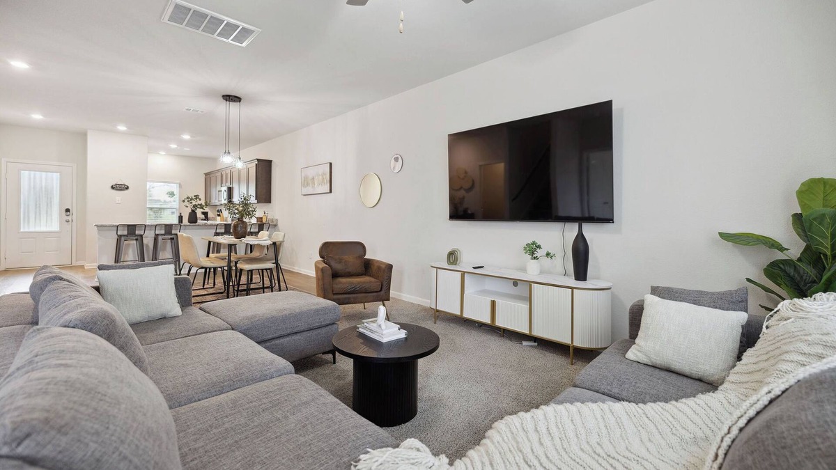 Dallas Villa | Lavida, Luxury 6BRM, Sleeps 15, Backyard, Dallas TX