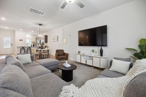 Dallas Apartment | Lavida, Luxury 6BRM, Sleeps 16, Backyard, Dallas TX