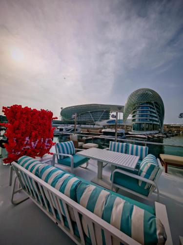 Abu Dhabi Boat Rental | Lavie Yachts