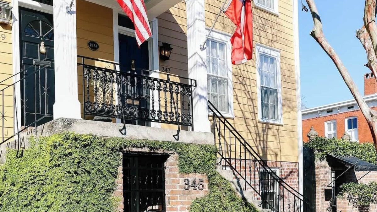 Historic Downtown Savannah House | Lavinia Low House|Historic Townhouse near Jones St