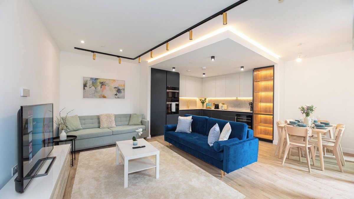 Bunhill Apartment | Lavish 2BDR Flat w/Private Balcony Lift and Fast Wifi in Clerkenwell Barbican