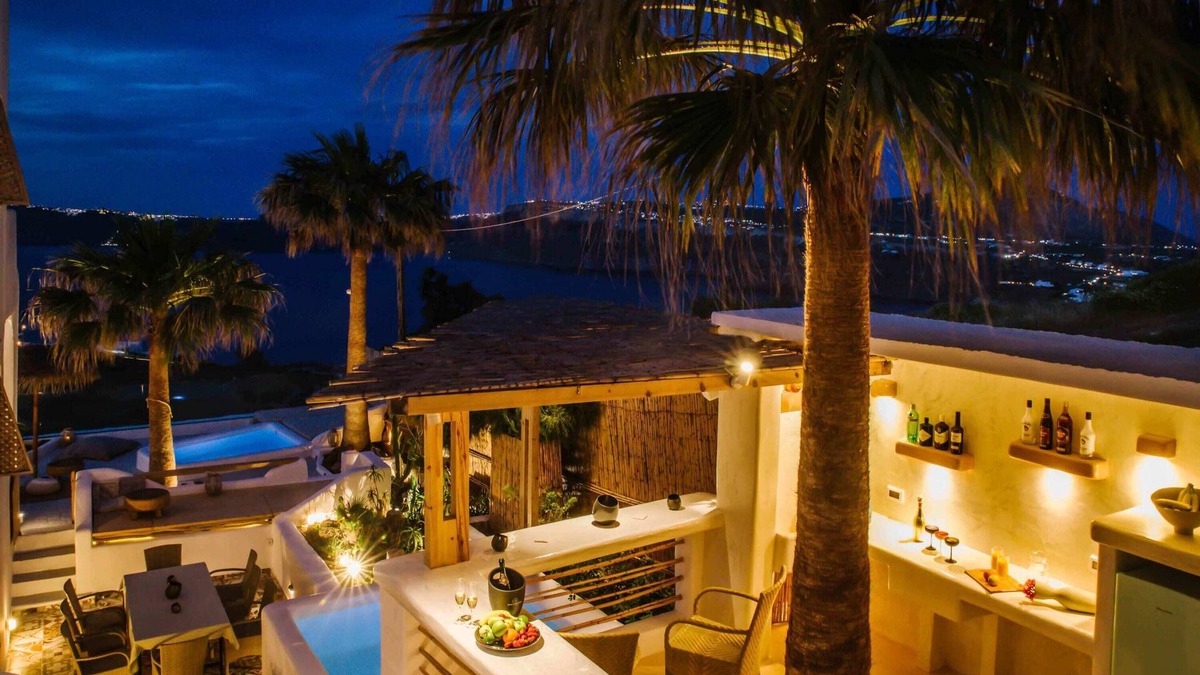 Akrotiri Villa | Lavish 5 BR Villa With Refreshing Pool And Jacuzzi